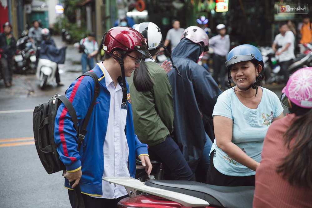 Toàn cảnh kỳ thi vào lớp 10 Phổ thông năng khiếu: Những nụ cười tươi rói của phụ huynh khi biết con làm được bài - Ảnh 17.