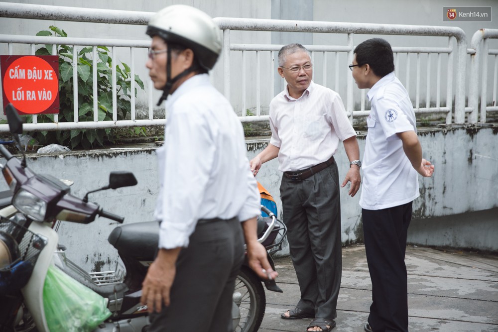Toàn cảnh kỳ thi vào lớp 10 Phổ thông năng khiếu: Những nụ cười tươi rói của phụ huynh khi biết con làm được bài - Ảnh 20.