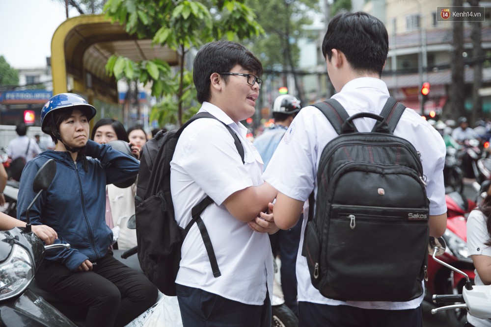 Toàn cảnh kỳ thi vào lớp 10 Phổ thông năng khiếu: Những nụ cười tươi rói của phụ huynh khi biết con làm được bài - Ảnh 22.