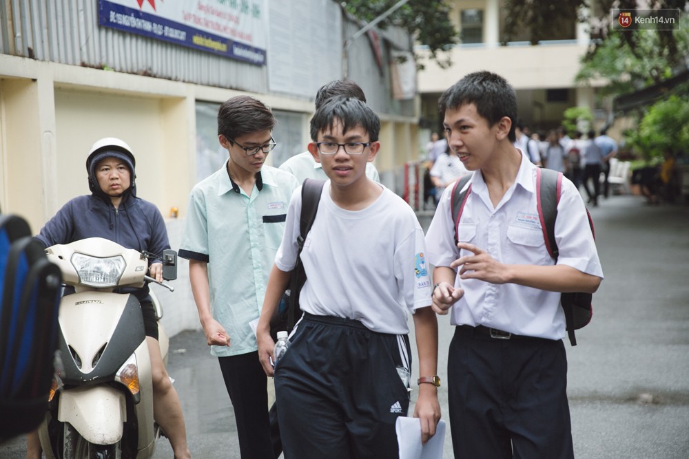 Toàn cảnh kỳ thi vào lớp 10 Phổ thông năng khiếu: Những nụ cười tươi rói của phụ huynh khi biết con làm được bài - Ảnh 25.