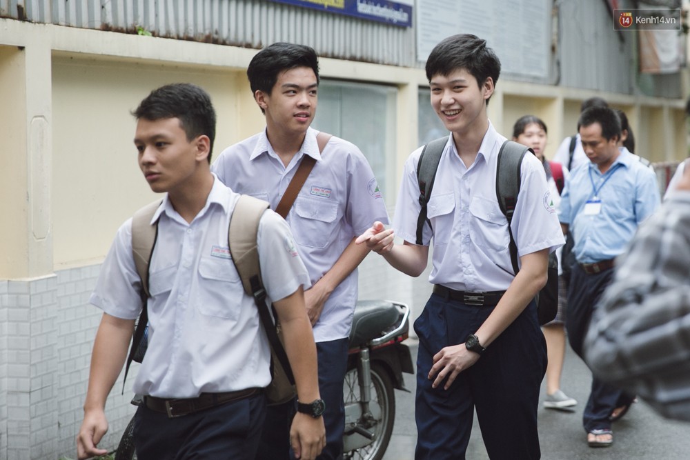 Toàn cảnh kỳ thi vào lớp 10 Phổ thông năng khiếu: Những nụ cười tươi rói của phụ huynh khi biết con làm được bài - Ảnh 26.