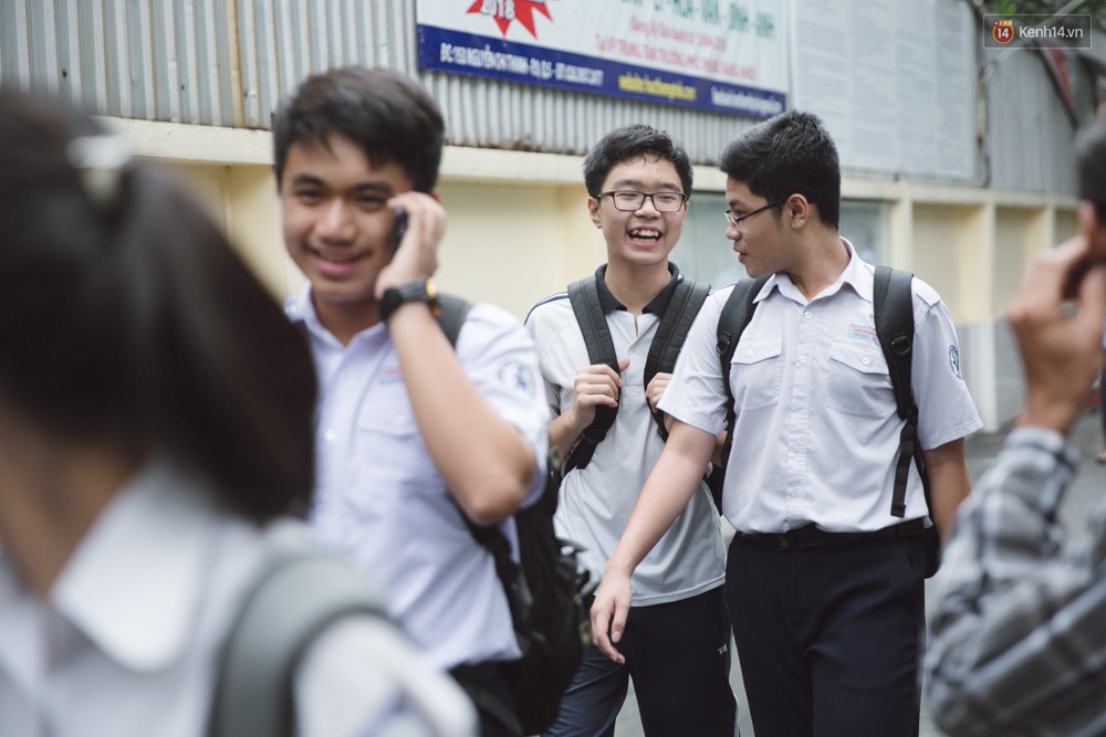 Toàn cảnh kỳ thi vào lớp 10 Phổ thông năng khiếu: Những nụ cười tươi rói của phụ huynh khi biết con làm được bài - Ảnh 27.