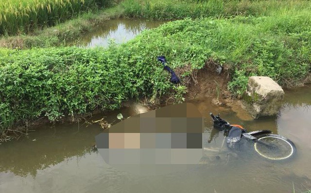 Đi thăm đồng, nữ trưởng thôn phát hiện thi thể nam thanh niên cạnh xe máy dưới mương - Ảnh 1.