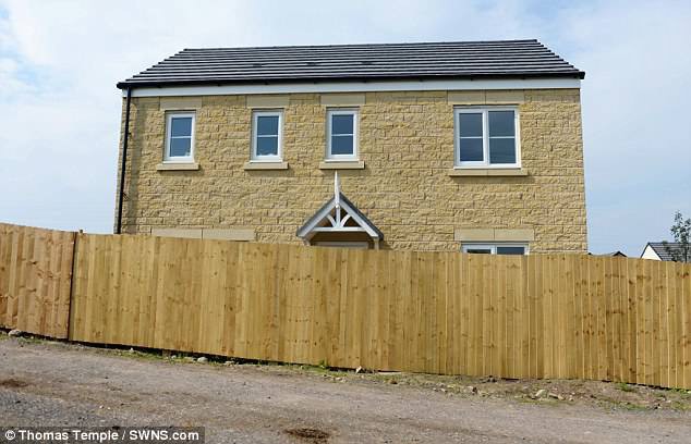 Hưởng tuần trăng mật trở về, cặp đ&ocirc;i ph&aacute;t hiện ng&ocirc;i nh&agrave; mơ ước bị phong tỏa v&igrave; chuyện kh&ocirc;ng li&ecirc;n quan đến m&igrave;nh - Ảnh 3.