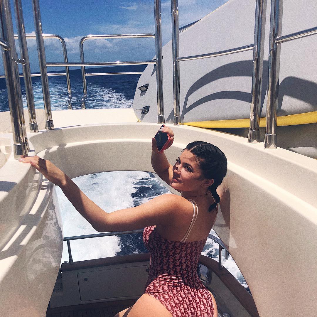 Kylie Jenner makes a stormy like with a row of tits full of hot hips in  her daughter