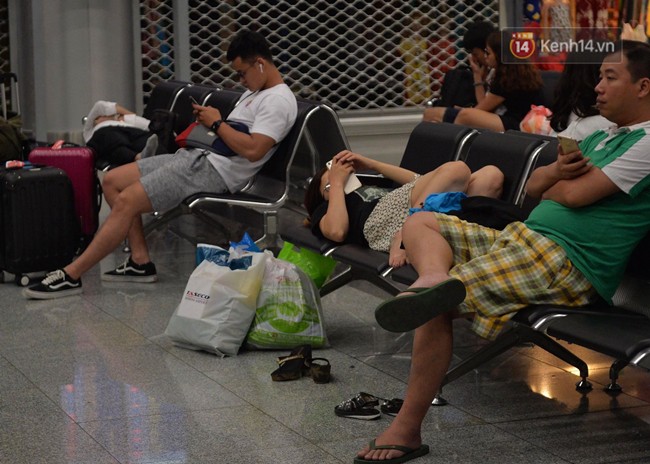 Hết lễ nhưng hàng trăm hành khách bị delay vẫn vật vờ ở sân bay Đà Nẵng, không thể về Hà Nội vì thời tiết xấu - Ảnh 4.