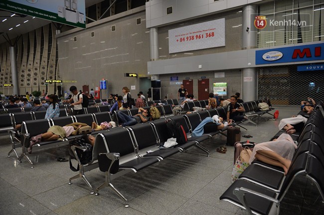 Hết lễ nhưng hàng trăm hành khách bị delay vẫn vật vờ ở sân bay Đà Nẵng, không thể về Hà Nội vì thời tiết xấu - Ảnh 2.