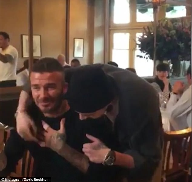David Beckham hạnh phúc suýt bật khóc khi Brooklyn bất ngờ lặn lội về Anh mừng sinh nhật bố - Ảnh 3.