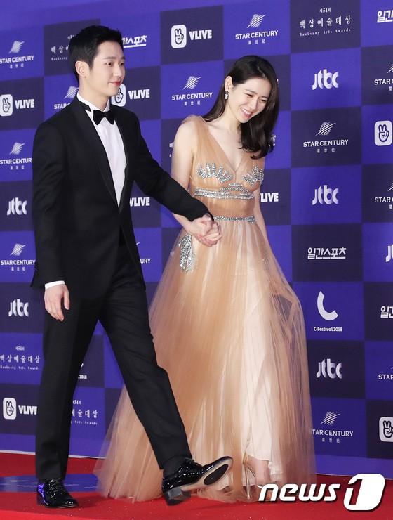 Thảm đỏ Baeksang 2018: Son Ye Jin và Jung Hae In công khai nắm tay, đọ đẳng cấp với Suzy - Park Bo Gum cùng dàn siêu sao - Ảnh 6.