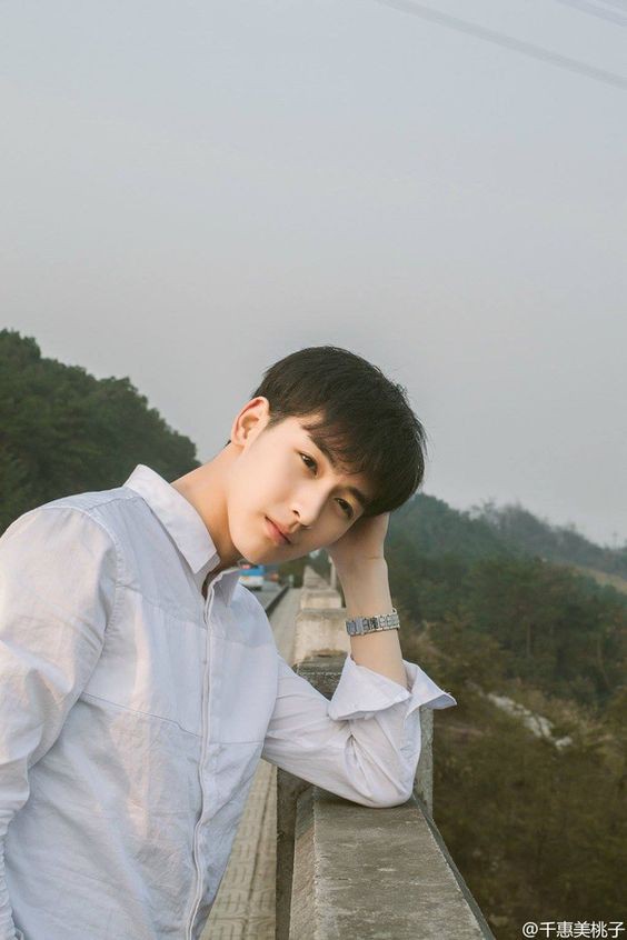 Bị thầy gi&aacute;o bắt ch&eacute;p phạt v&agrave; đ&acirc;y l&agrave; phản ứng si&ecirc;u dễ thương của cậu học tr&ograve; Trung Quốc - Ảnh 4.