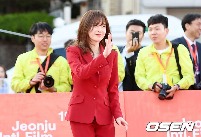 Thảm đỏ LHP Jeonju: N&agrave;ng cỏ Goo Hye Sun đẹp rực rỡ ng&agrave;y trở lại, kh&ocirc;ng cần hở vẫn lấn &aacute;t loạt mỹ nh&acirc;n lộng lẫy - Ảnh 1.