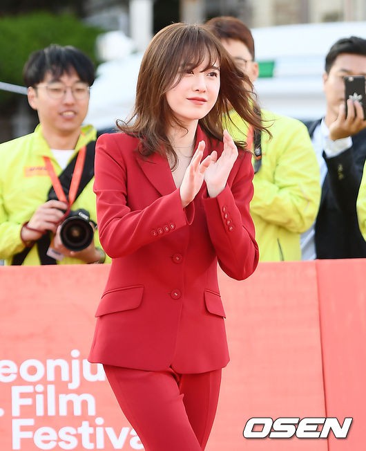 Thảm đỏ LHP Jeonju: N&agrave;ng cỏ Goo Hye Sun đẹp rực rỡ ng&agrave;y trở lại, kh&ocirc;ng cần hở vẫn lấn &aacute;t loạt mỹ nh&acirc;n lộng lẫy - Ảnh 5.