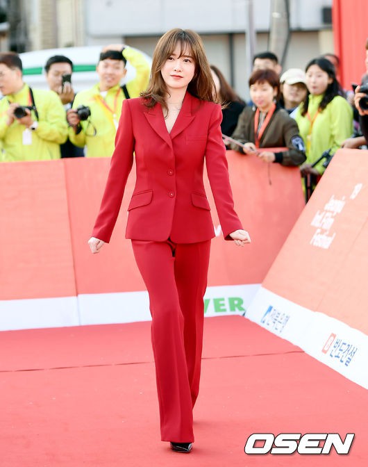 Thảm đỏ LHP Jeonju: N&agrave;ng cỏ Goo Hye Sun đẹp rực rỡ ng&agrave;y trở lại, kh&ocirc;ng cần hở vẫn lấn &aacute;t loạt mỹ nh&acirc;n lộng lẫy - Ảnh 3.