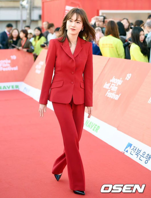 Thảm đỏ LHP Jeonju: Nàng cỏ Goo Hye Sun đẹp rực rỡ ngày trở lại, không cần hở vẫn lấn át loạt mỹ nhân lộng lẫy - Ảnh 4.