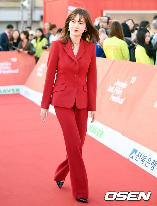 Thảm đỏ LHP Jeonju: N&agrave;ng cỏ Goo Hye Sun đẹp rực rỡ ng&agrave;y trở lại, kh&ocirc;ng cần hở vẫn lấn &aacute;t loạt mỹ nh&acirc;n lộng lẫy - Ảnh 4.
