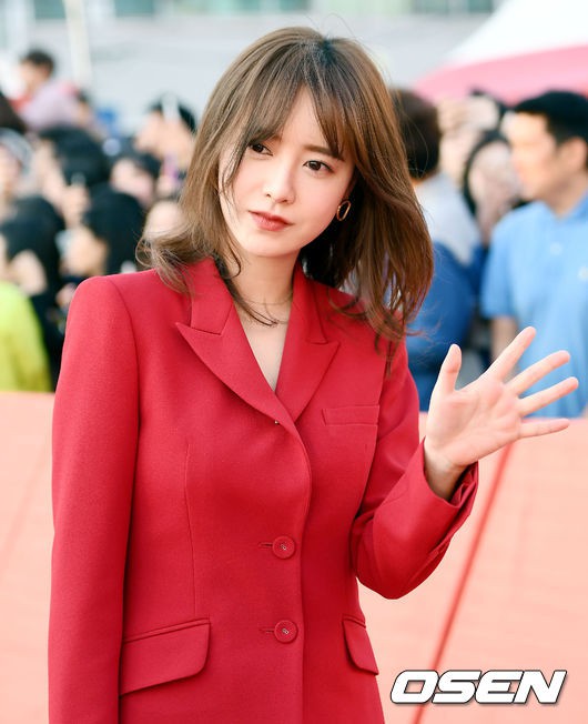 Thảm đỏ LHP Jeonju: Nàng cỏ Goo Hye Sun đẹp rực rỡ ngày trở lại, không cần hở vẫn lấn át loạt mỹ nhân lộng lẫy - Ảnh 6.