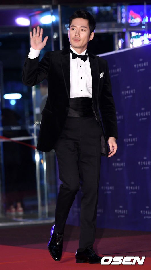 Thảm đỏ Baeksang 2018: Son Ye Jin v&agrave; Jung Hae In c&ocirc;ng khai nắm tay, đọ đẳng cấp với Suzy - Park Bo Gum c&ugrave;ng d&agrave;n si&ecirc;u sao - Ảnh 42.