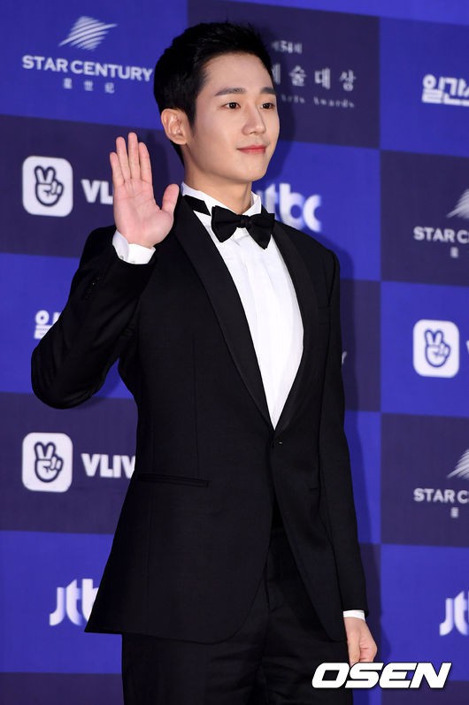 Thảm đỏ Baeksang 2018: Son Ye Jin v&agrave; Jung Hae In c&ocirc;ng khai nắm tay, đọ đẳng cấp với Suzy - Park Bo Gum c&ugrave;ng d&agrave;n si&ecirc;u sao - Ảnh 13.