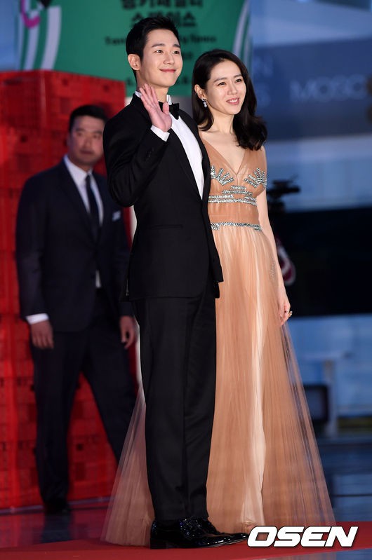 Thảm đỏ Baeksang 2018: Son Ye Jin v&agrave; Jung Hae In c&ocirc;ng khai nắm tay, đọ đẳng cấp với Suzy - Park Bo Gum c&ugrave;ng d&agrave;n si&ecirc;u sao - Ảnh 5.