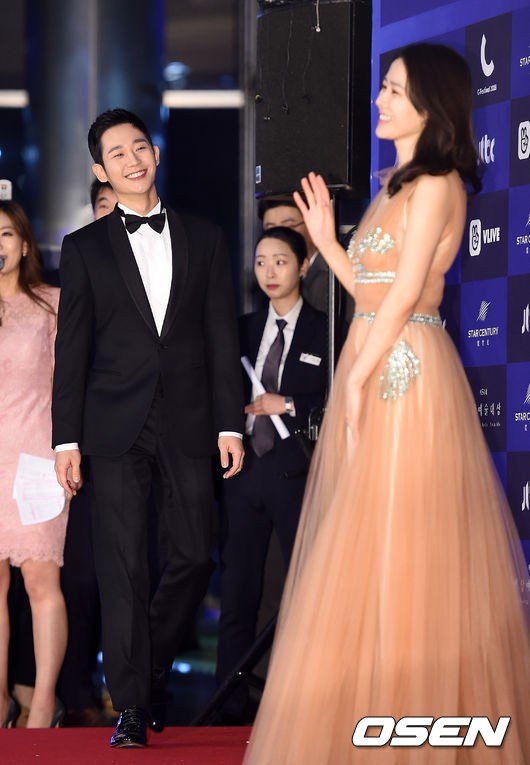 Thảm đỏ Baeksang 2018: Son Ye Jin và Jung Hae In công khai nắm tay, đọ đẳng cấp với Suzy - Park Bo Gum cùng dàn siêu sao - Ảnh 10.