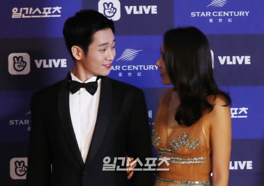 Thảm đỏ Baeksang 2018: Son Ye Jin v&agrave; Jung Hae In c&ocirc;ng khai nắm tay, đọ đẳng cấp với Suzy - Park Bo Gum c&ugrave;ng d&agrave;n si&ecirc;u sao - Ảnh 9.
