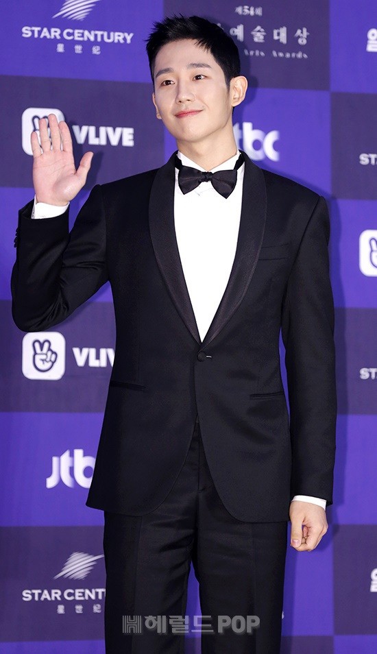 Thảm đỏ Baeksang 2018: Son Ye Jin v&agrave; Jung Hae In c&ocirc;ng khai nắm tay, đọ đẳng cấp với Suzy - Park Bo Gum c&ugrave;ng d&agrave;n si&ecirc;u sao - Ảnh 14.