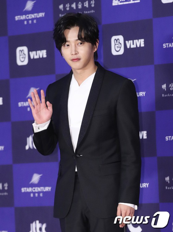 Thảm đỏ Baeksang 2018: Son Ye Jin v&agrave; Jung Hae In c&ocirc;ng khai nắm tay, đọ đẳng cấp với Suzy - Park Bo Gum c&ugrave;ng d&agrave;n si&ecirc;u sao - Ảnh 47.