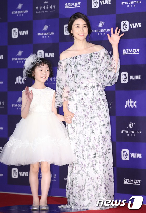 Thảm đỏ Baeksang 2018: Son Ye Jin v&agrave; Jung Hae In c&ocirc;ng khai nắm tay, đọ đẳng cấp với Suzy - Park Bo Gum c&ugrave;ng d&agrave;n si&ecirc;u sao - Ảnh 38.