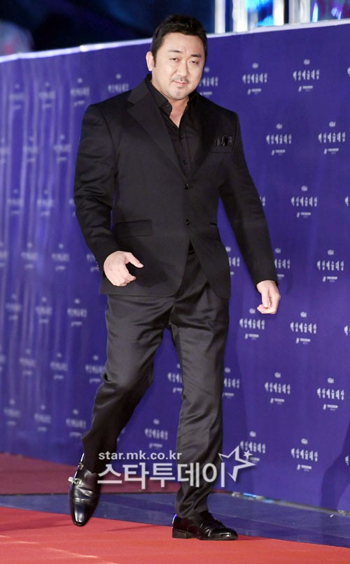 Thảm đỏ Baeksang 2018: Son Ye Jin v&agrave; Jung Hae In c&ocirc;ng khai nắm tay, đọ đẳng cấp với Suzy - Park Bo Gum c&ugrave;ng d&agrave;n si&ecirc;u sao - Ảnh 50.