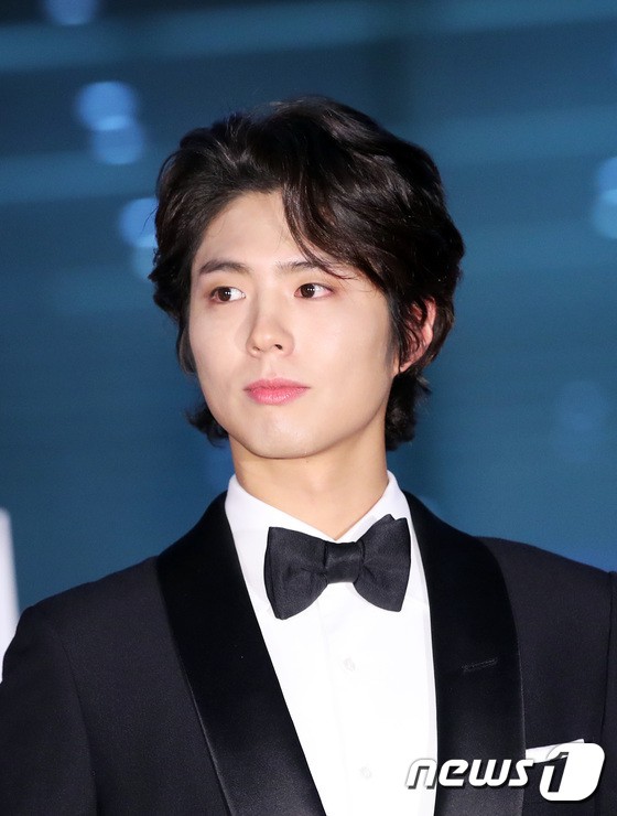 Thảm đỏ Baeksang 2018: Son Ye Jin v&agrave; Jung Hae In c&ocirc;ng khai nắm tay, đọ đẳng cấp với Suzy - Park Bo Gum c&ugrave;ng d&agrave;n si&ecirc;u sao - Ảnh 24.