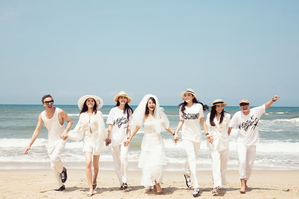 Diệp Lâm Anh diện váy cô dâu, tổ chức tiệc chia tay đời độc thân trên biển với hội bạn thân Vbiz - Ảnh 2.
