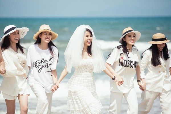 Diệp Lâm Anh diện váy cô dâu, tổ chức tiệc chia tay đời độc thân trên biển với hội bạn thân Vbiz - Ảnh 1.