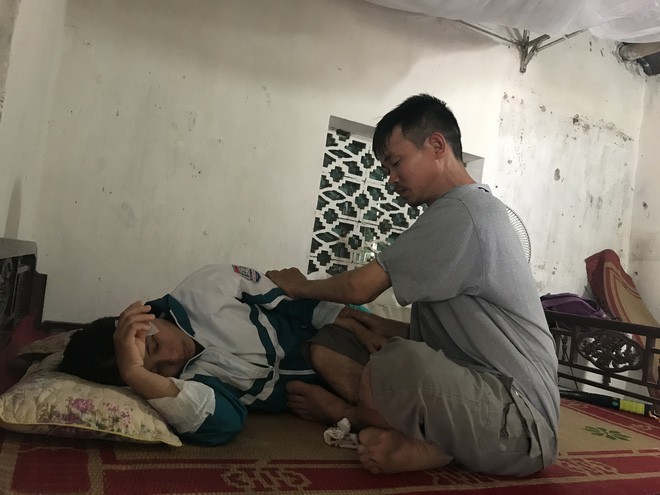 Từ ngày bị liệt và 2 mắt mờ đi, đêm nào tôi cũng nằm khóc vì thương chồng, thương con - Ảnh 2.
