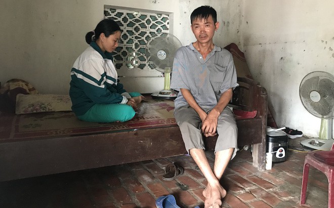Từ ngày bị liệt và 2 mắt mờ đi, đêm nào tôi cũng nằm khóc vì thương chồng, thương con - Ảnh 1.