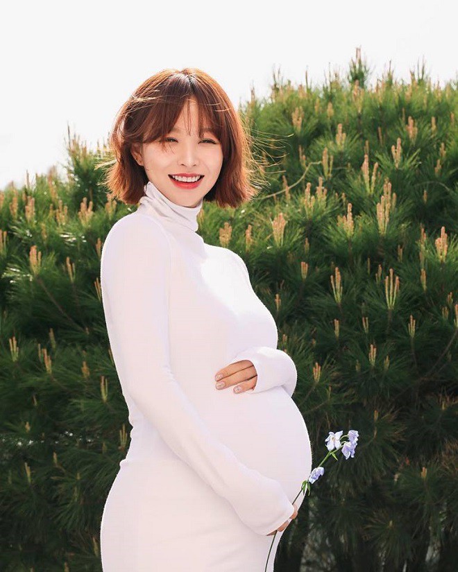 Nếu bạn yêu thích nền văn hóa Hàn Quốc, hãy ngắm nhìn các bức ảnh của bà mẹ bầu Hàn Quốc đầy đặn và kiêu sa này. Những bức ảnh này đang gây sốt trên Instagram và được các tín đồ của Kpop quan tâm. Hãy cùng đón xem những hình ảnh đầy đẹp mắt của các bà mẹ Hàn Quốc đang mang thai.