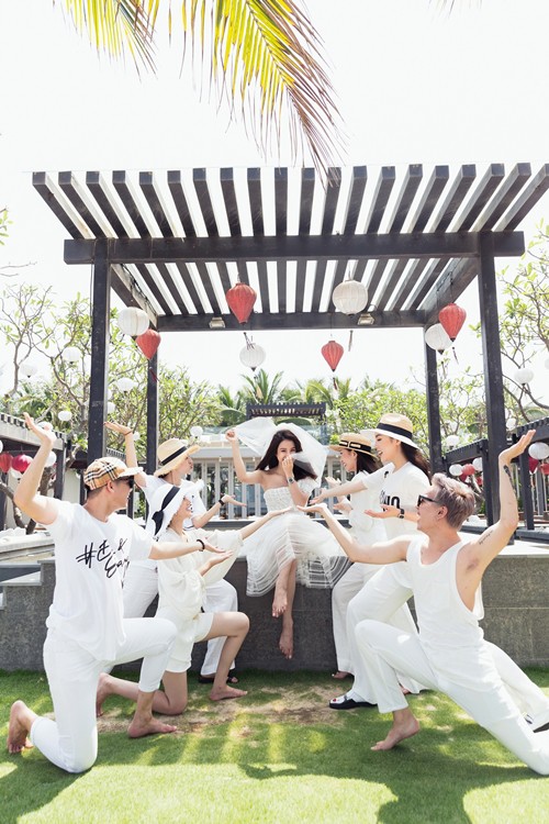 Diệp Lâm Anh diện váy cô dâu, tổ chức tiệc chia tay đời độc thân trên biển với hội bạn thân Vbiz - Ảnh 7.