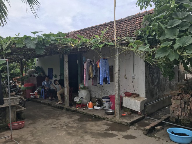 Từ ngày bị liệt và 2 mắt mờ đi, đêm nào tôi cũng nằm khóc vì thương chồng, thương con - Ảnh 6.