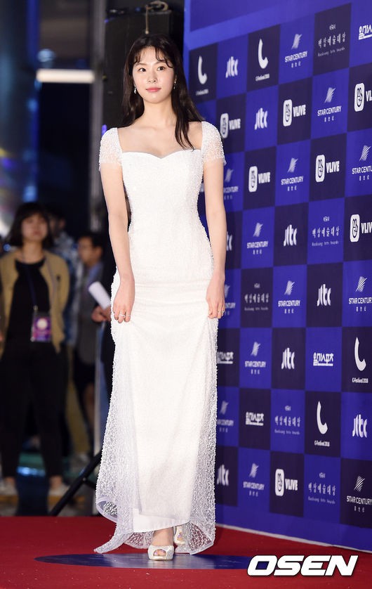 Thảm đỏ Baeksang 2018: Son Ye Jin v&agrave; Jung Hae In c&ocirc;ng khai nắm tay, đọ đẳng cấp với Suzy - Park Bo Gum c&ugrave;ng d&agrave;n si&ecirc;u sao - Ảnh 55.