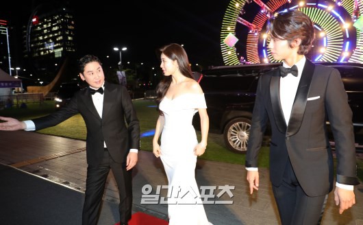 Thảm đỏ Baeksang 2018: Son Ye Jin v&agrave; Jung Hae In c&ocirc;ng khai nắm tay, đọ đẳng cấp với Suzy - Park Bo Gum c&ugrave;ng d&agrave;n si&ecirc;u sao - Ảnh 16.