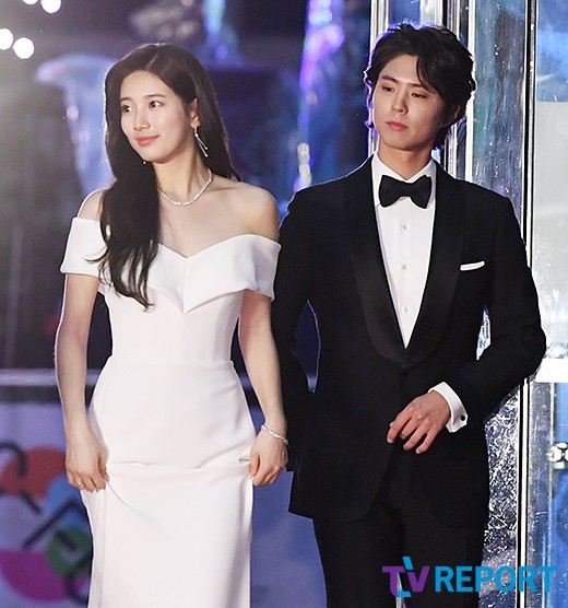 Thảm đỏ Baeksang 2018: Son Ye Jin và Jung Hae In công khai nắm tay, đọ đẳng cấp với Suzy - Park Bo Gum cùng dàn siêu sao - Ảnh 19.