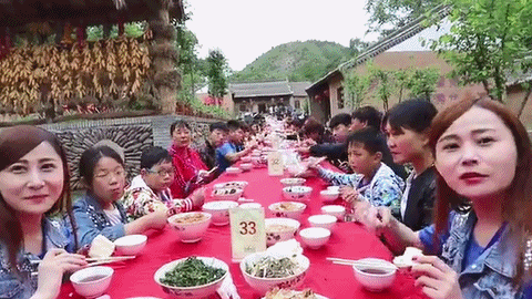 Hoa mắt chóng mặt với bữa tiệc ăn mừng gồm hơn 100 cặp sinh đôi tại Trung Quốc - Ảnh 1.