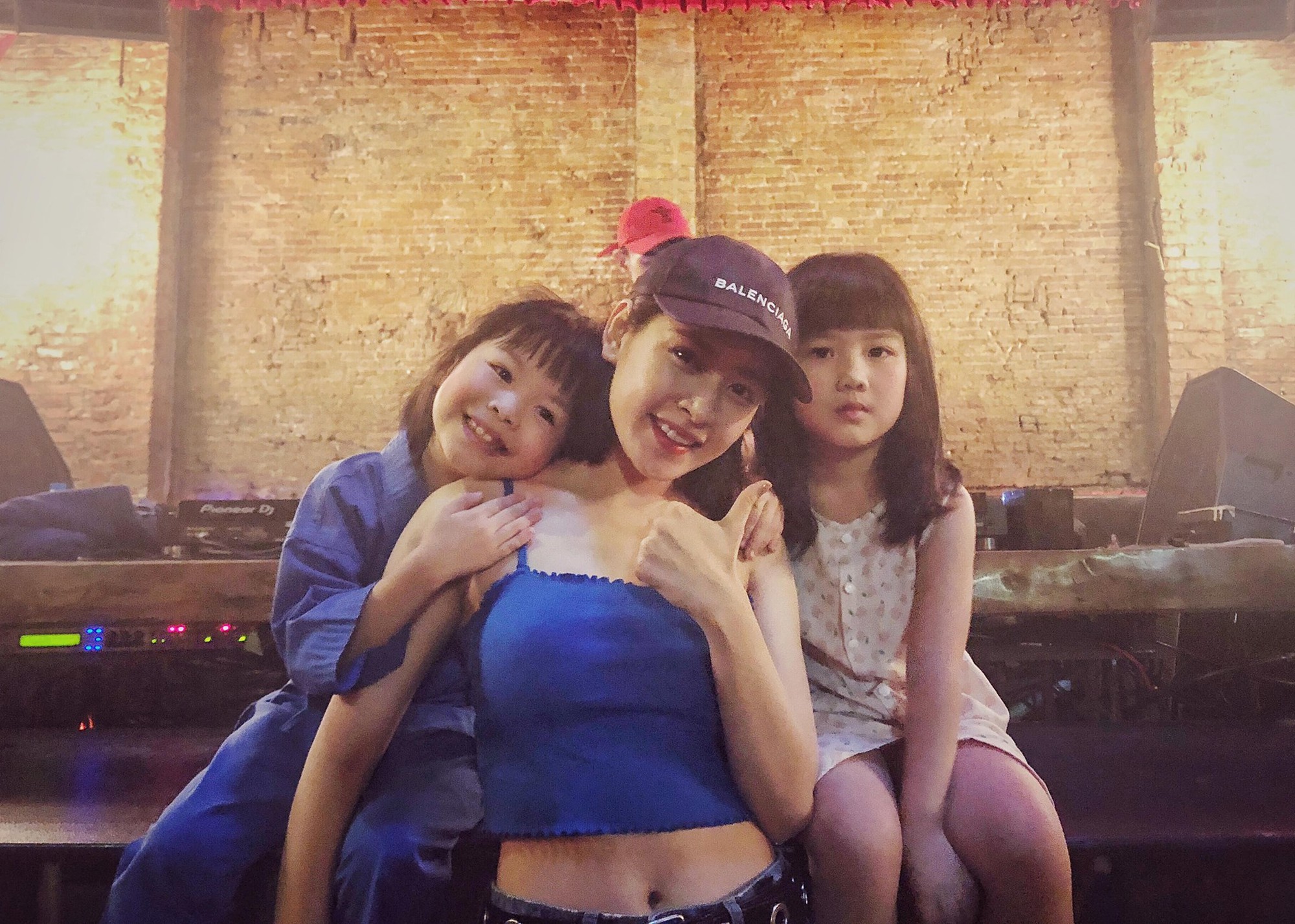 Hai chị em chụp ảnh cùng cô Chi Pu nè!