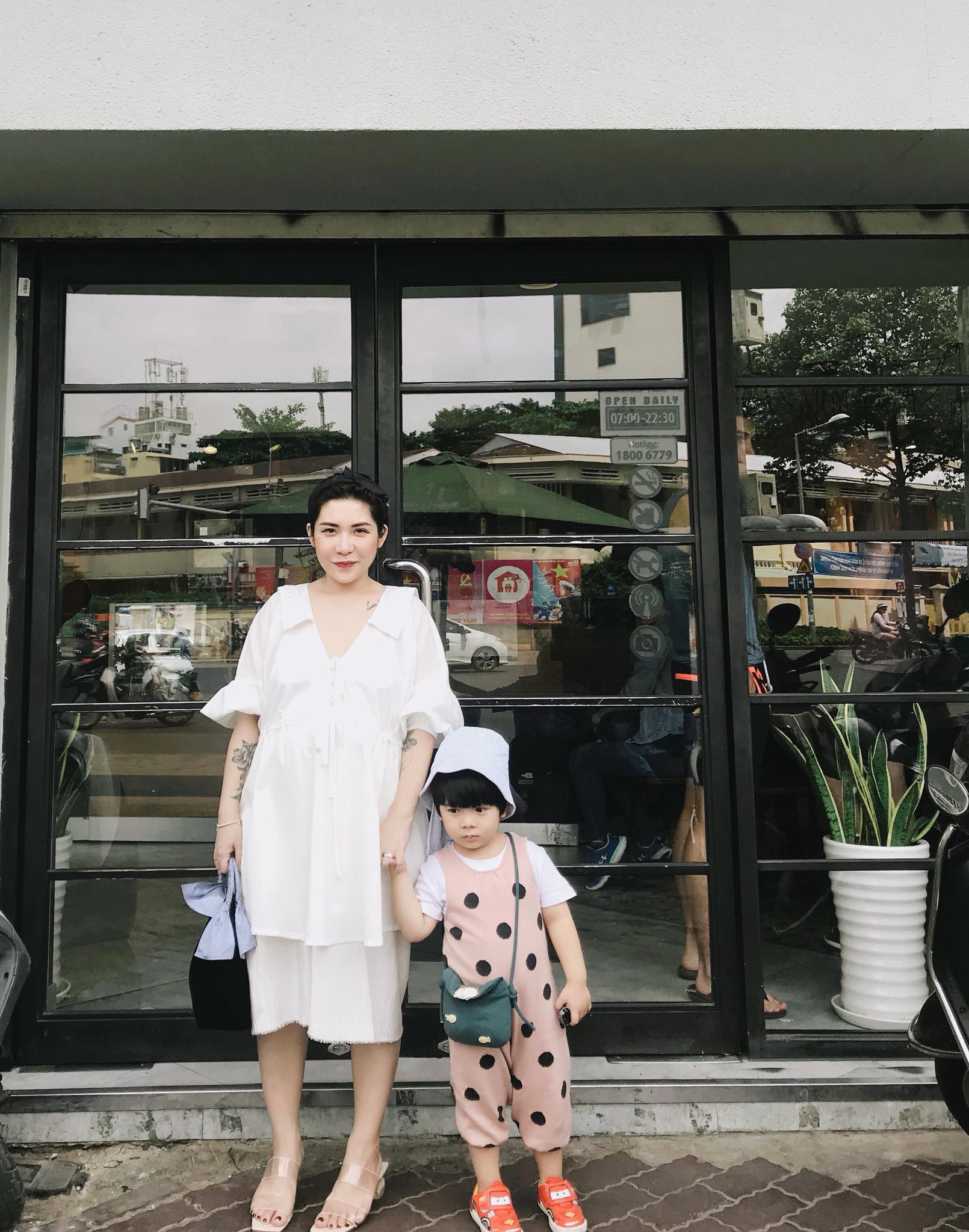 Em Hehe và mẹ Tee.