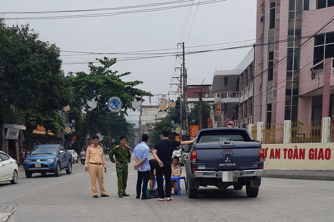 Hà Giang: Qua ngã tư thiếu quan sát, người phụ nữ bị xe bán tải hất tung văng xa nhiều mét - Ảnh 3.