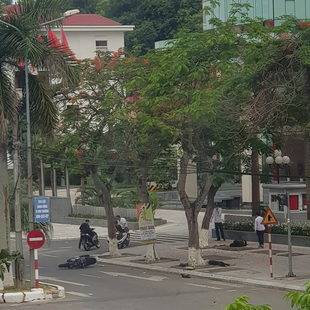 Hải Phòng: Ôm cua tốc độ cao rồi mất lái, nhóm thanh niên lao vào gốc cây bên đường ngã hàng loạt - Ảnh 2.