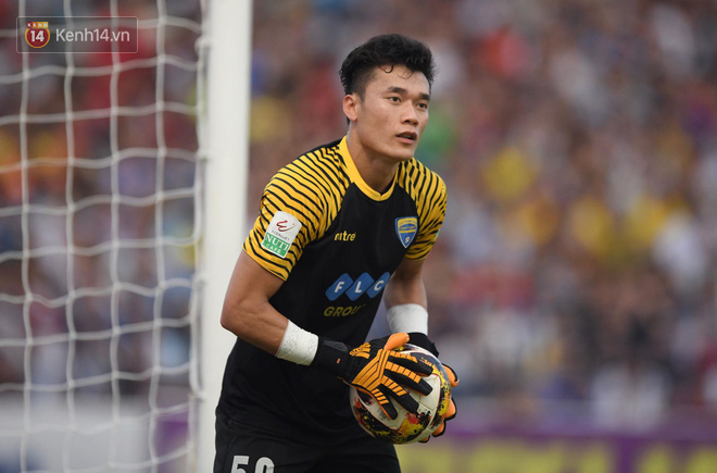 B&ugrave;i Tiến Dũng bắt ch&iacute;nh trở lại ở V.League sau 2 th&aacute;ng - Ảnh 1.