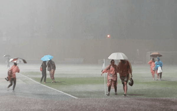 Ấn tượng khoảnh khắc fan nữ cầm ô che mưa cho Bùi Tiến Dũng - Ảnh 3.