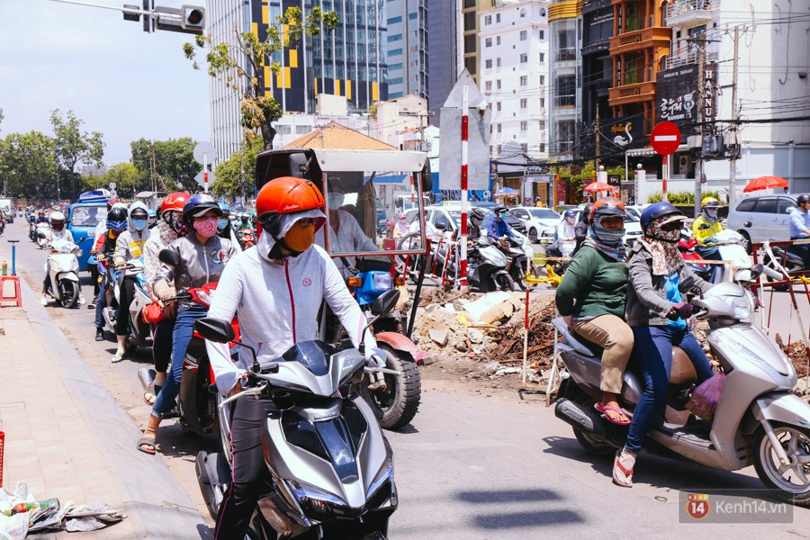 Chùm ảnh: Đường Tôn Đức Thắng trở nên lạ lẫm với người Sài Gòn sau khi hàng cây xanh biến mất hoàn toàn - Ảnh 6.