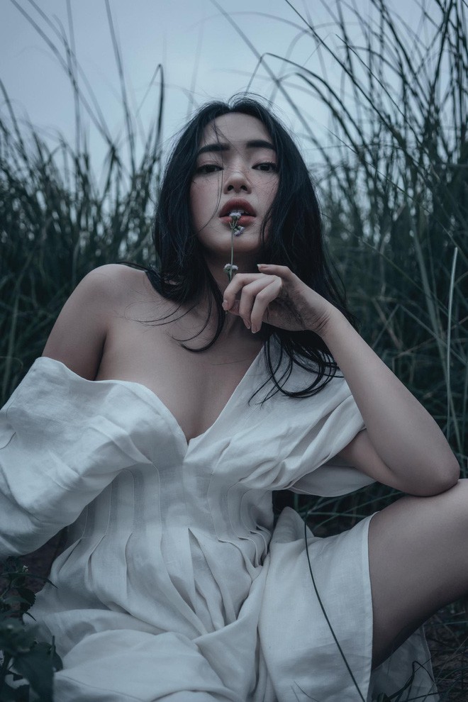 HH Hương Giang và Châu Bùi cùng diện 1 kiểu váy: người đẹp kiểu ma mị hoang dại, người lại ngọt ngào kiêu sa - Ảnh 3.