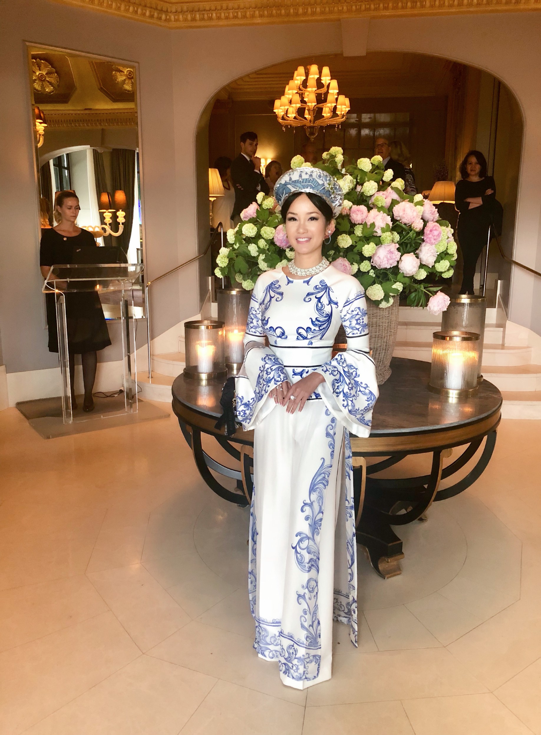03-diva-hong-nhung-trong-trang-phuc-ao-dai-dung-truoc-cung-dien-chistianborg-trong-buoi-gala-dinner-15277464503641766376033.jpg